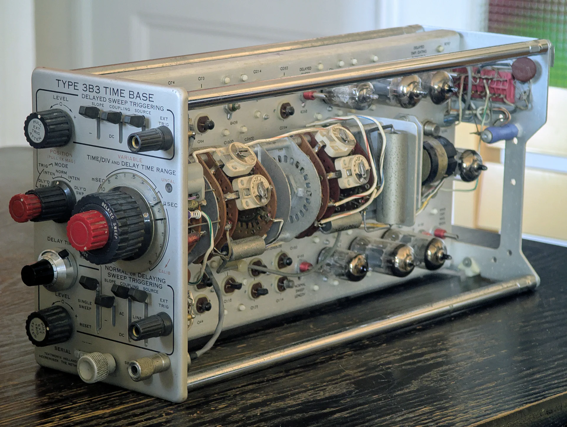 La base de temps 3B3. On remarque le mélange subtil de tube et de transistors, témoin d’une époque de transition.