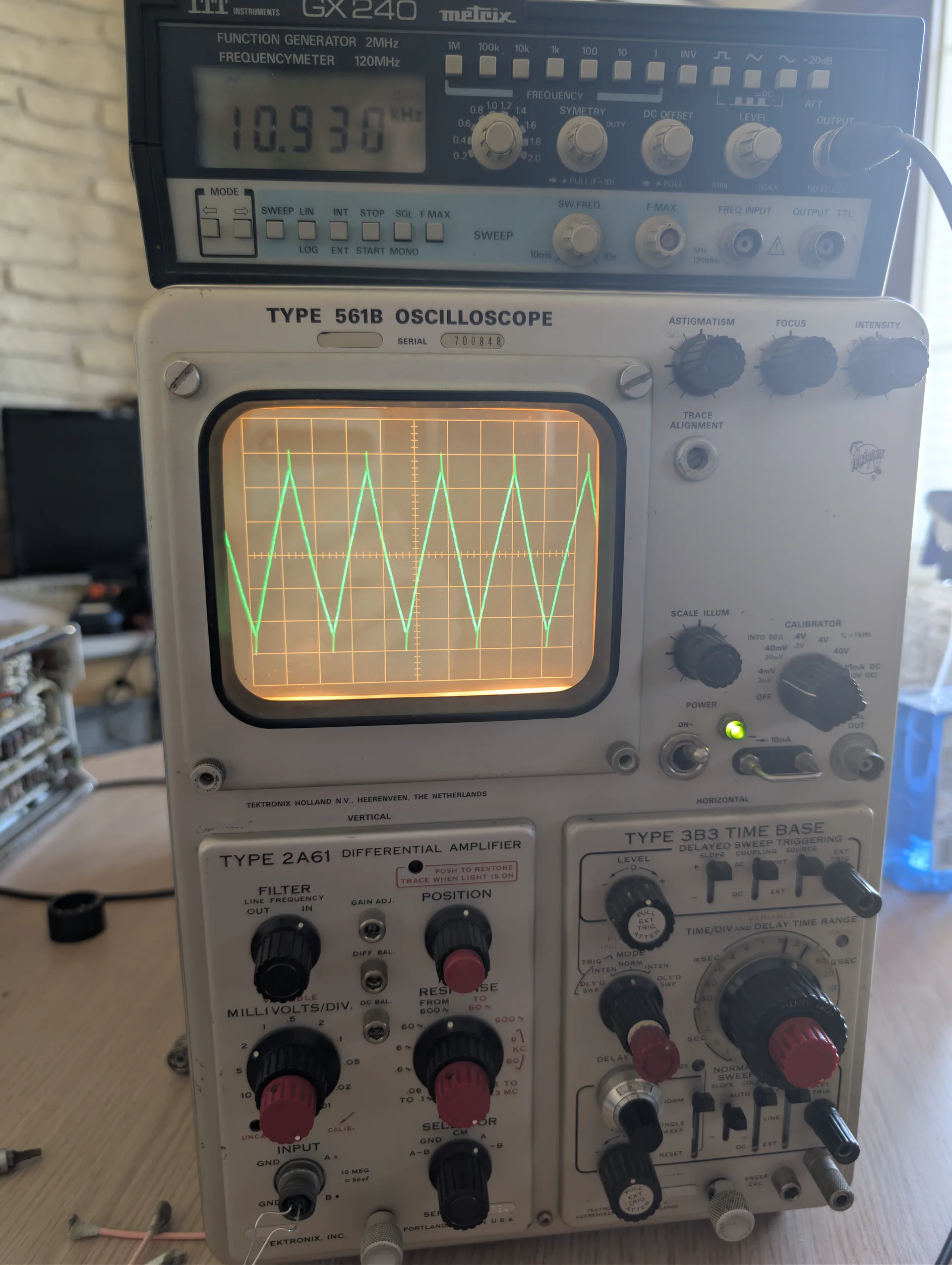 Le 561B mesurant un signal de quelques mV sans souci grâce au plugin 2A61